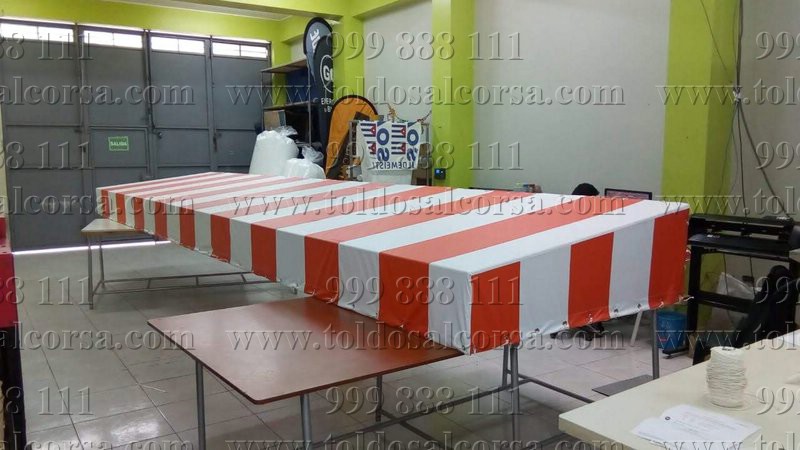 Fabricamos e instalamos toldos curvos