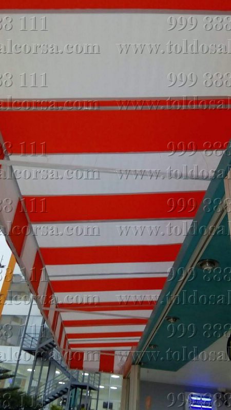 Fabricamos e instalamos toldos curvos para tiendas.