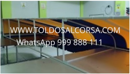 Fabricamos e instalamos toldos curvos para tiendas.